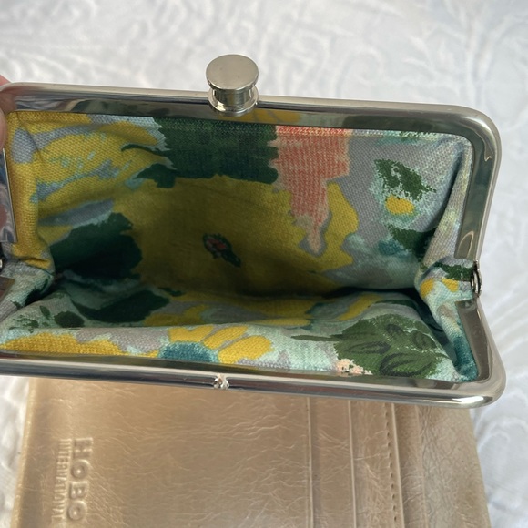 Hobo pearl shimmer leather wallet - Picture 4 of 7